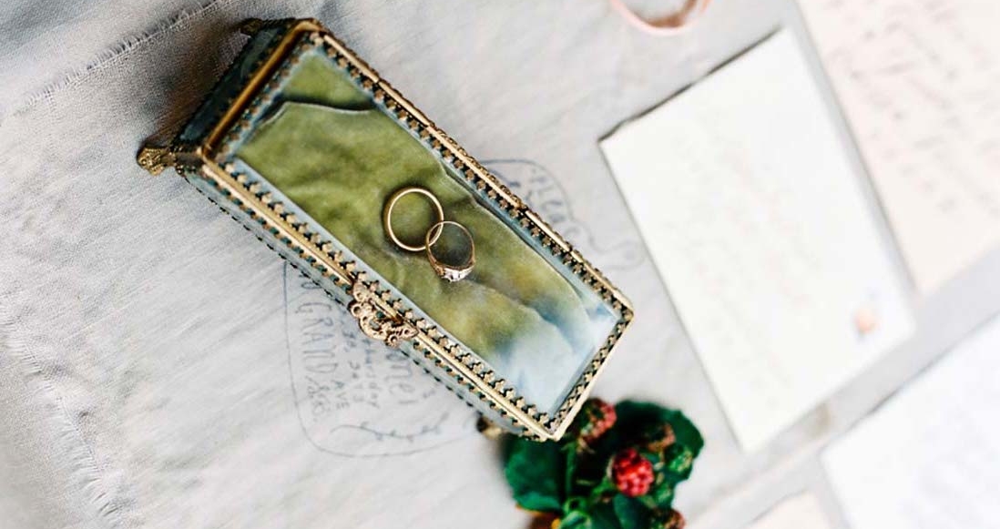 design de alianças personalizadas a partir de ouro antigo