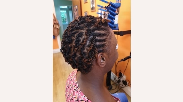 penteado para cabelo crespo 4c com acessórios