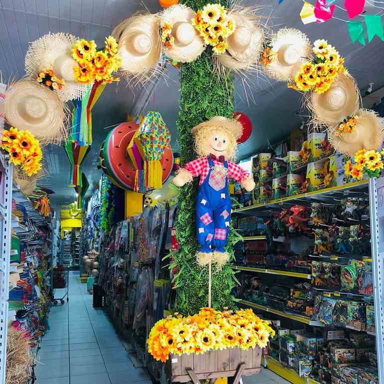 como decorar vitrine festa junina