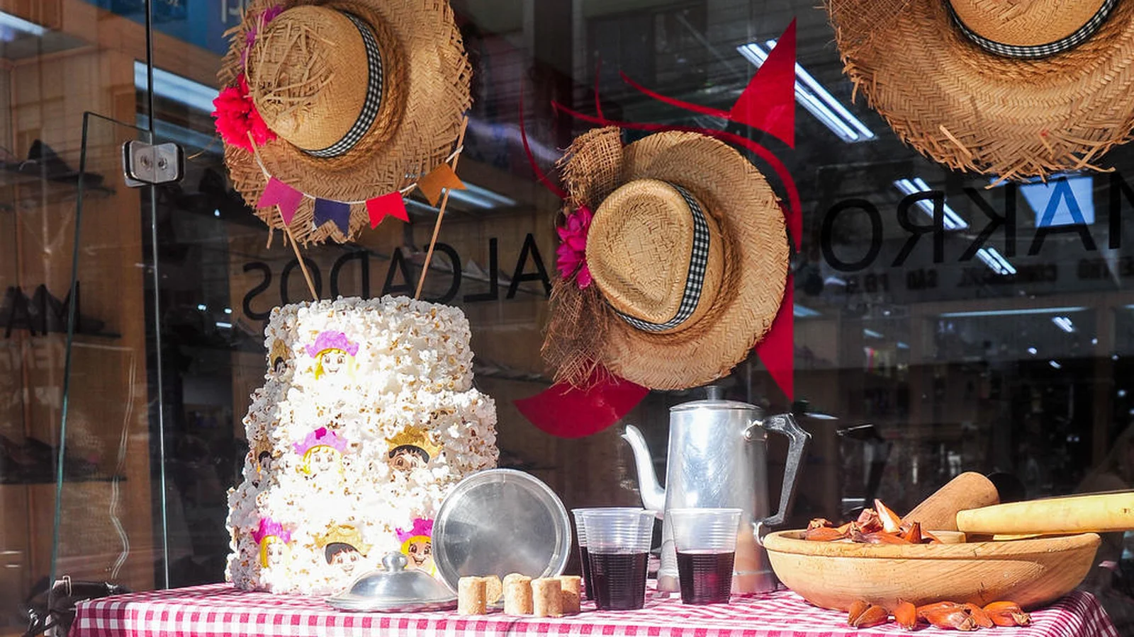 vitrine junina para varejo