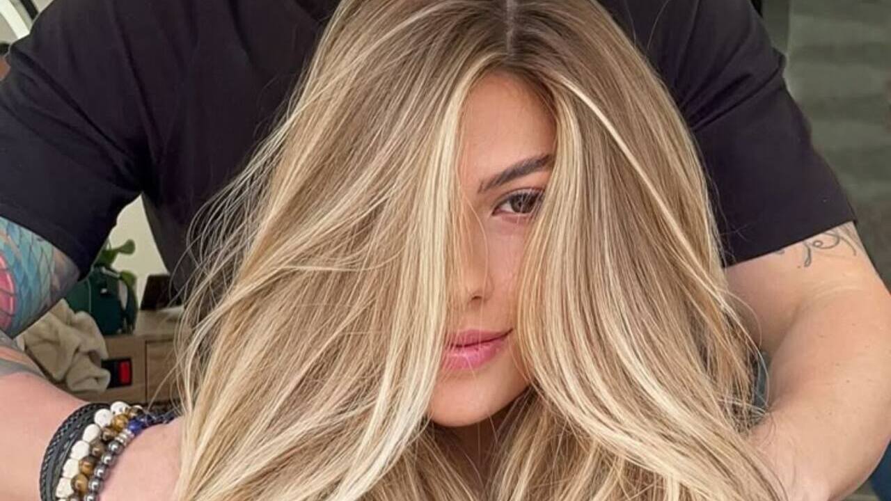 loiro pérola em cabelo cacheado