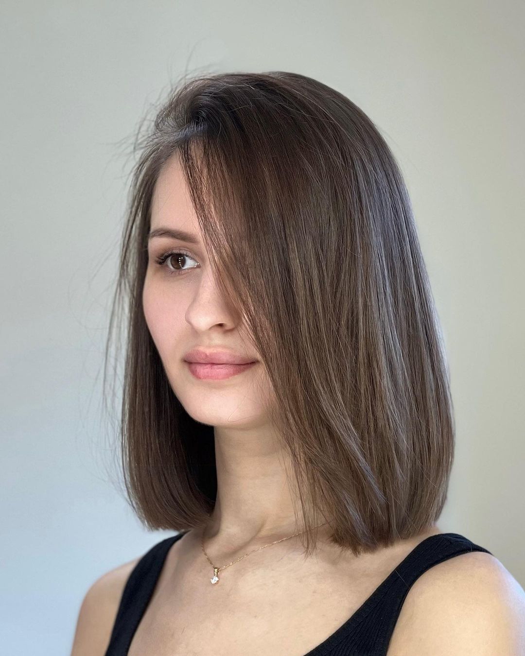 long bob com franja para rosto redondo