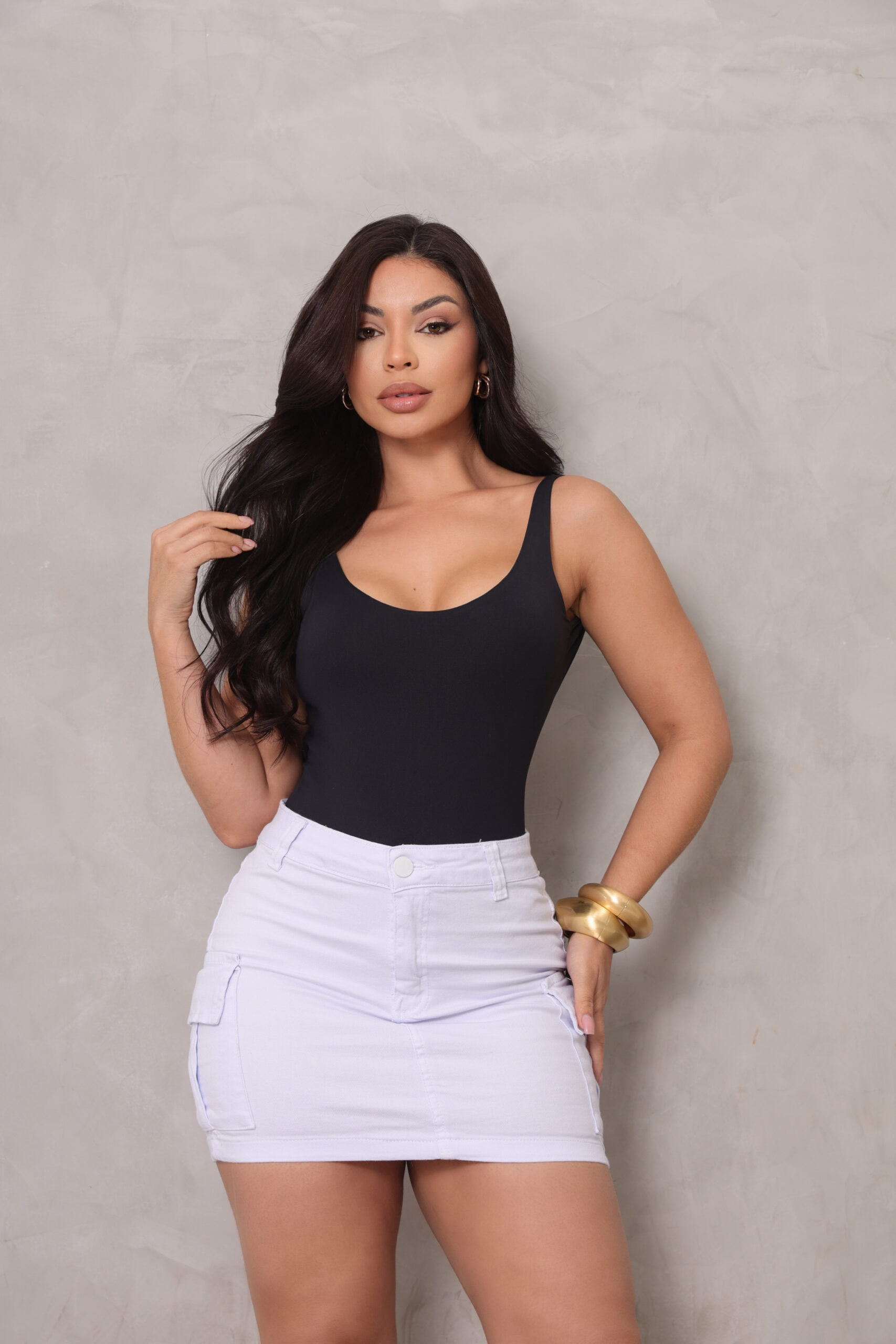 looks com saia cargo e tênis