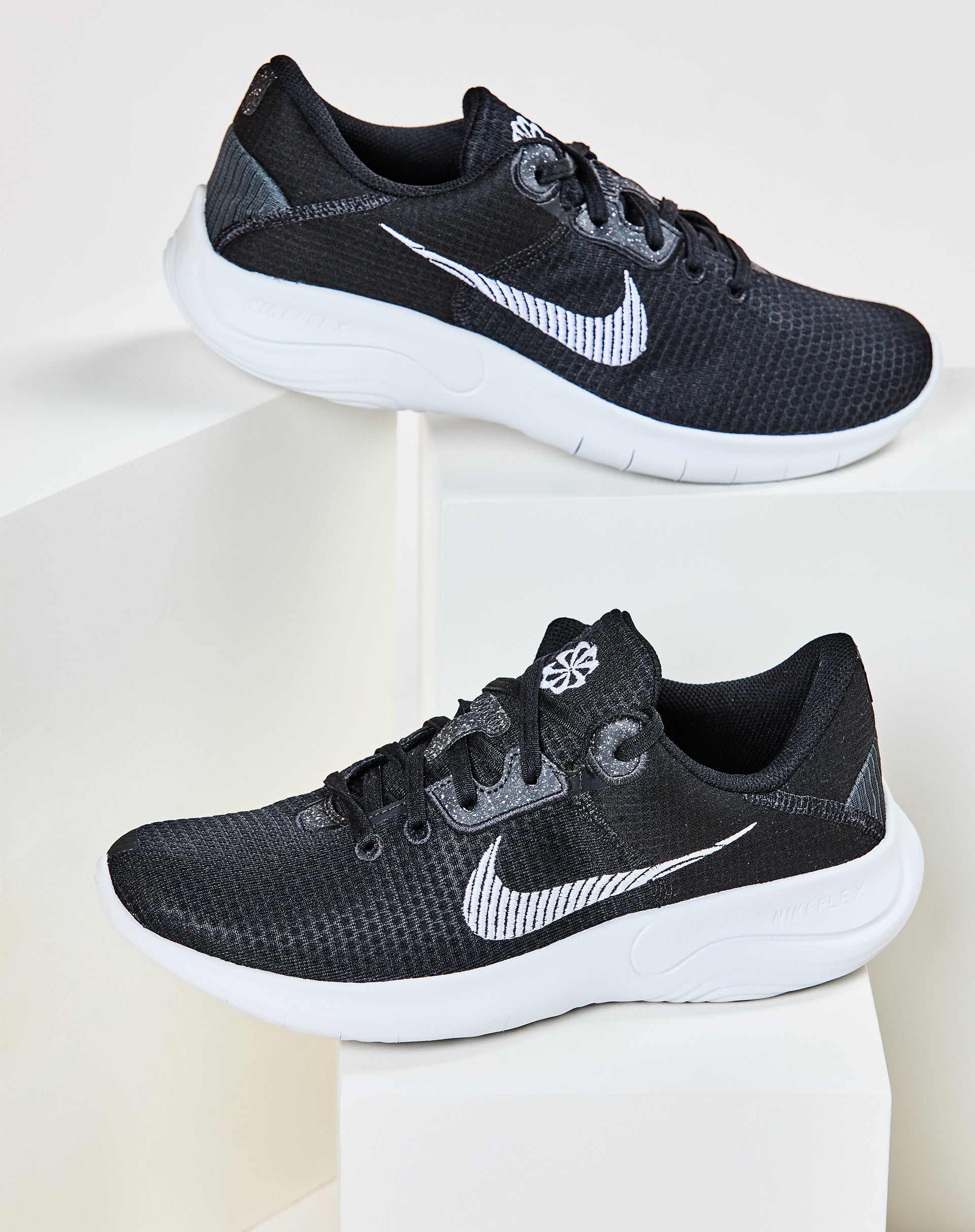 look festa com tenis preto