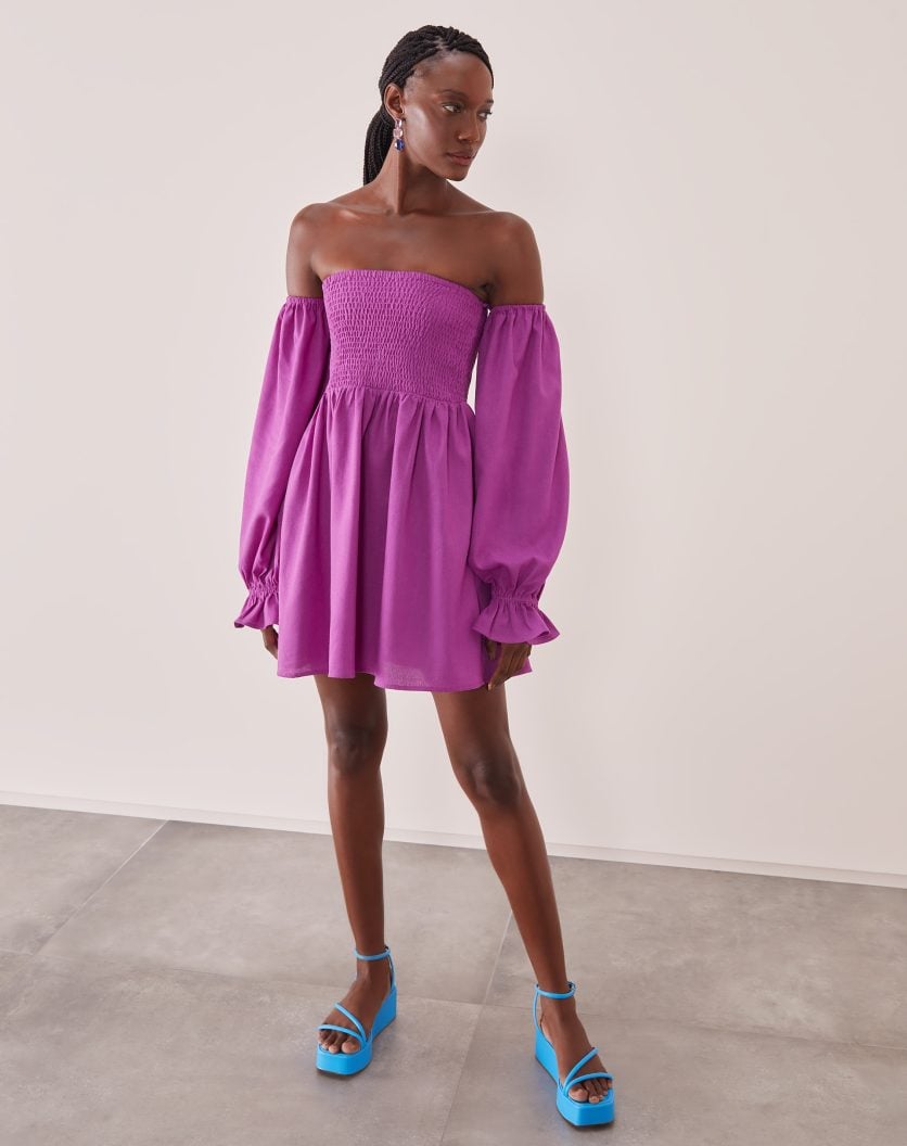 sapato prateado com vestido fúcsia