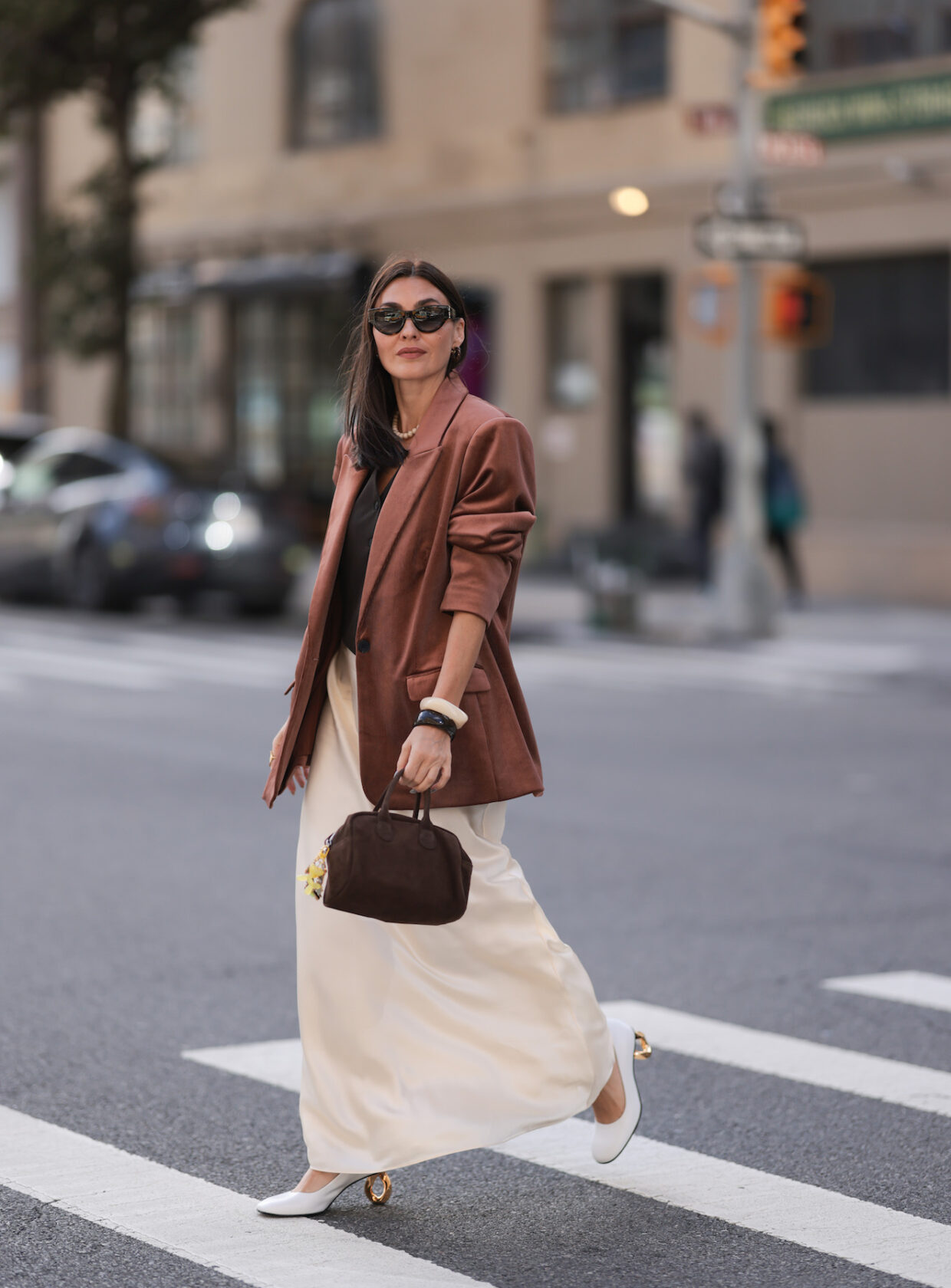 looks com bolsa de grife pequena