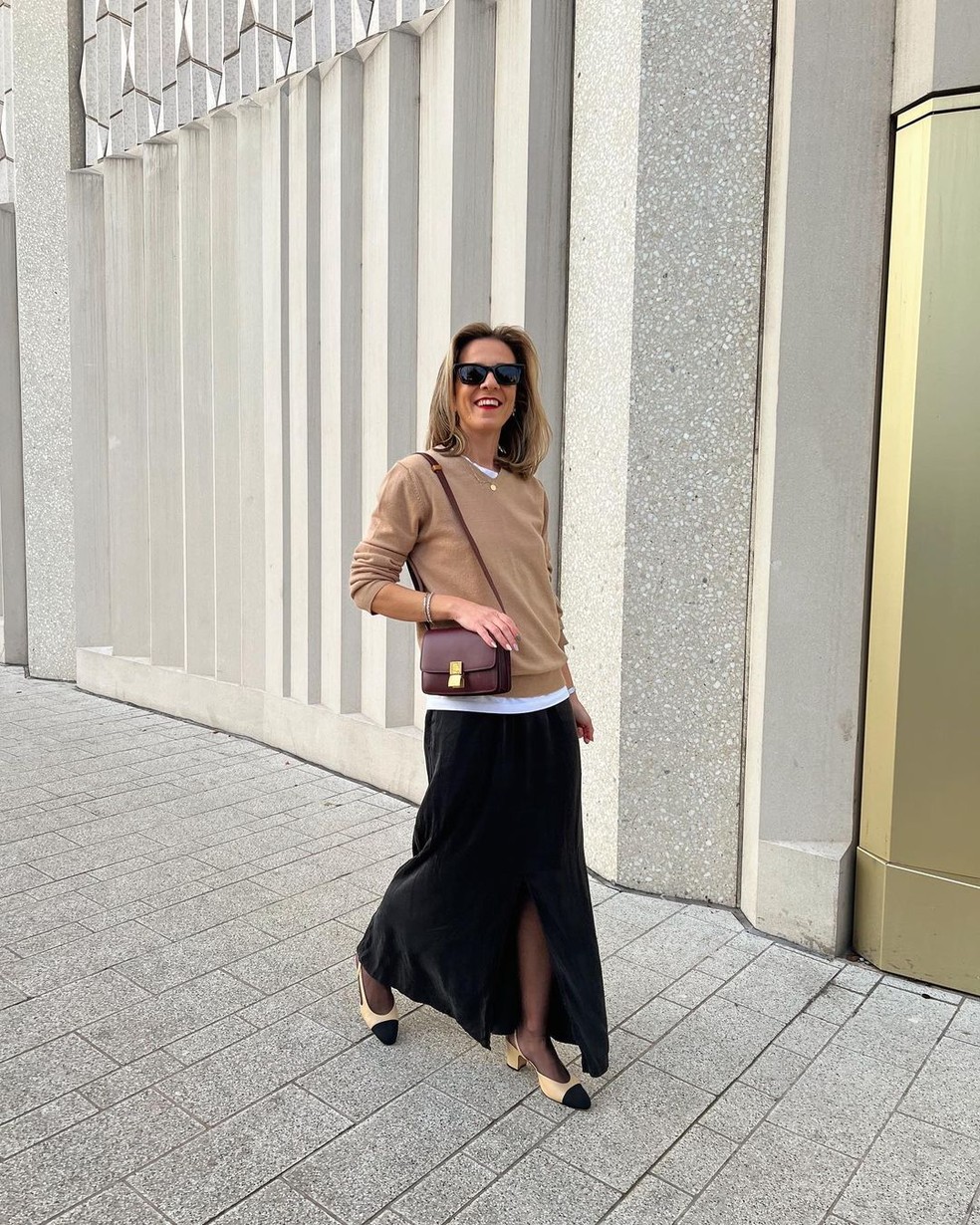 look saia midi cetim e camiseta