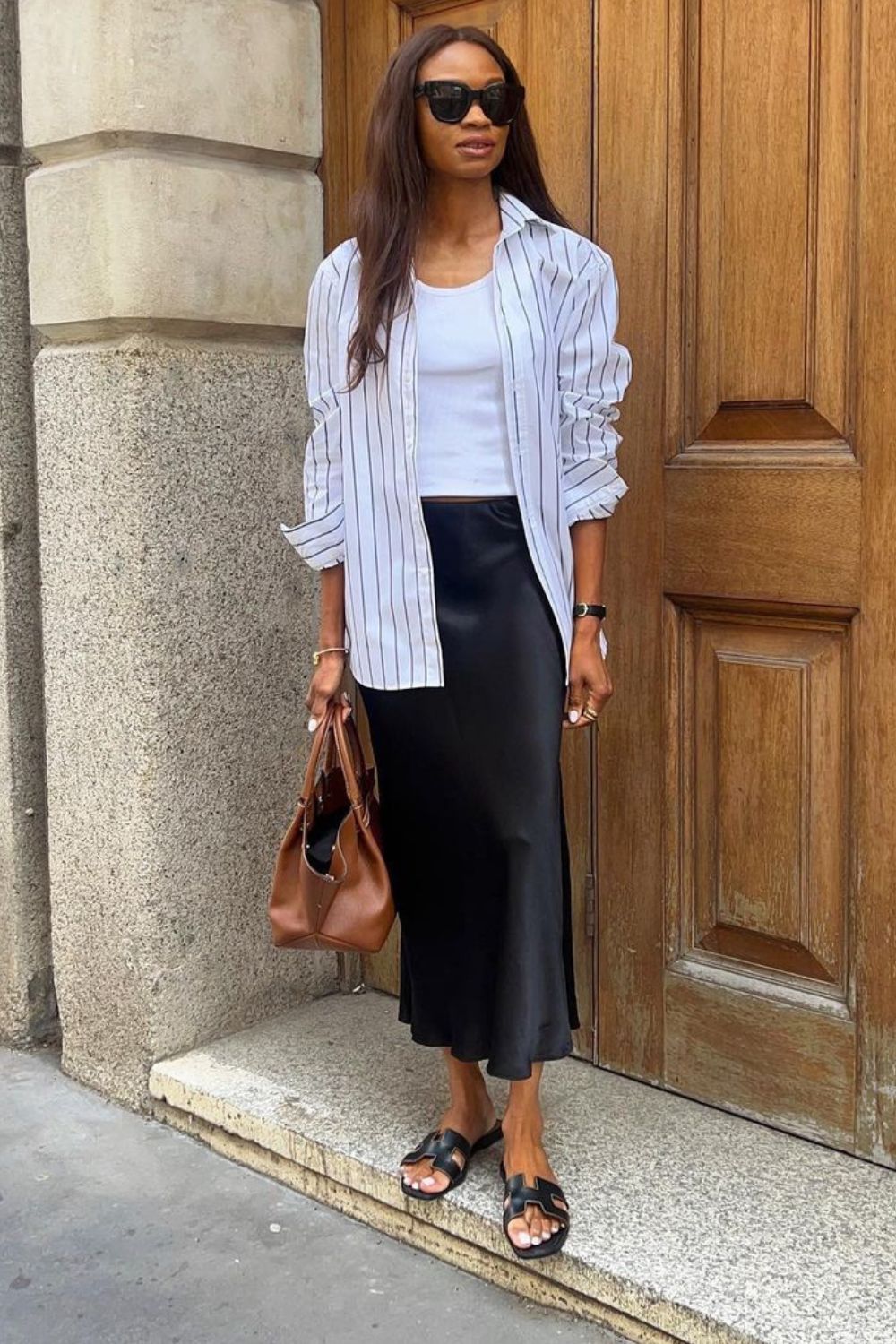 saia midi cetim e camiseta looks