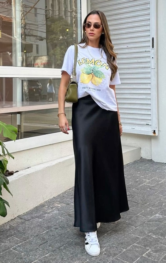 saia de cetim com camiseta branca