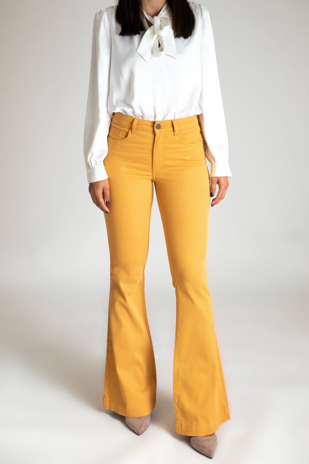 scarpin colorido com jeans