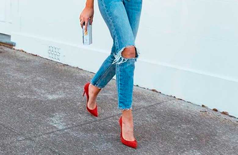 scarpin colorido com jeans