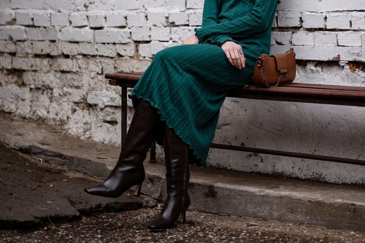 looks com vestido preto e bota