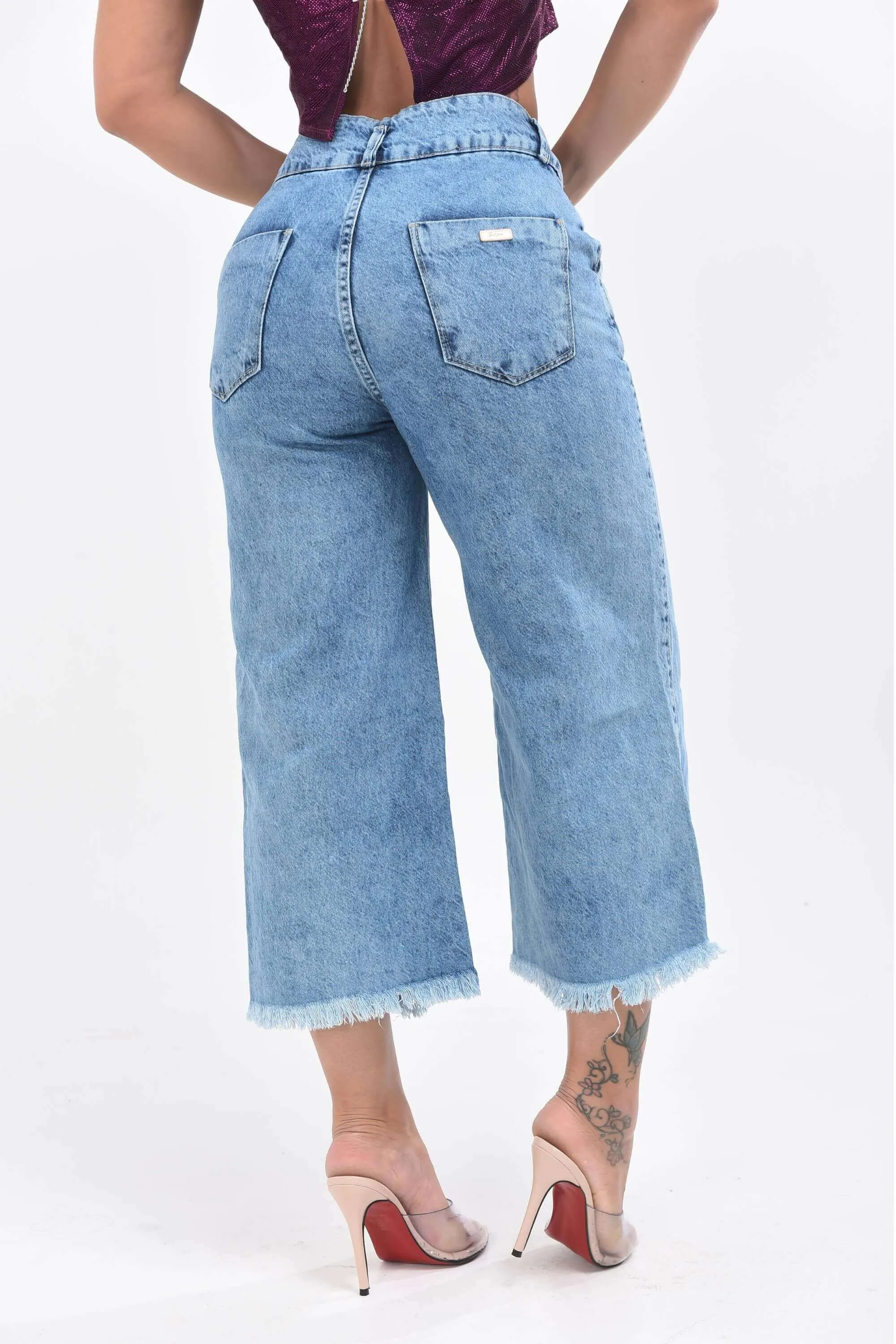 macacão jeans com fenda