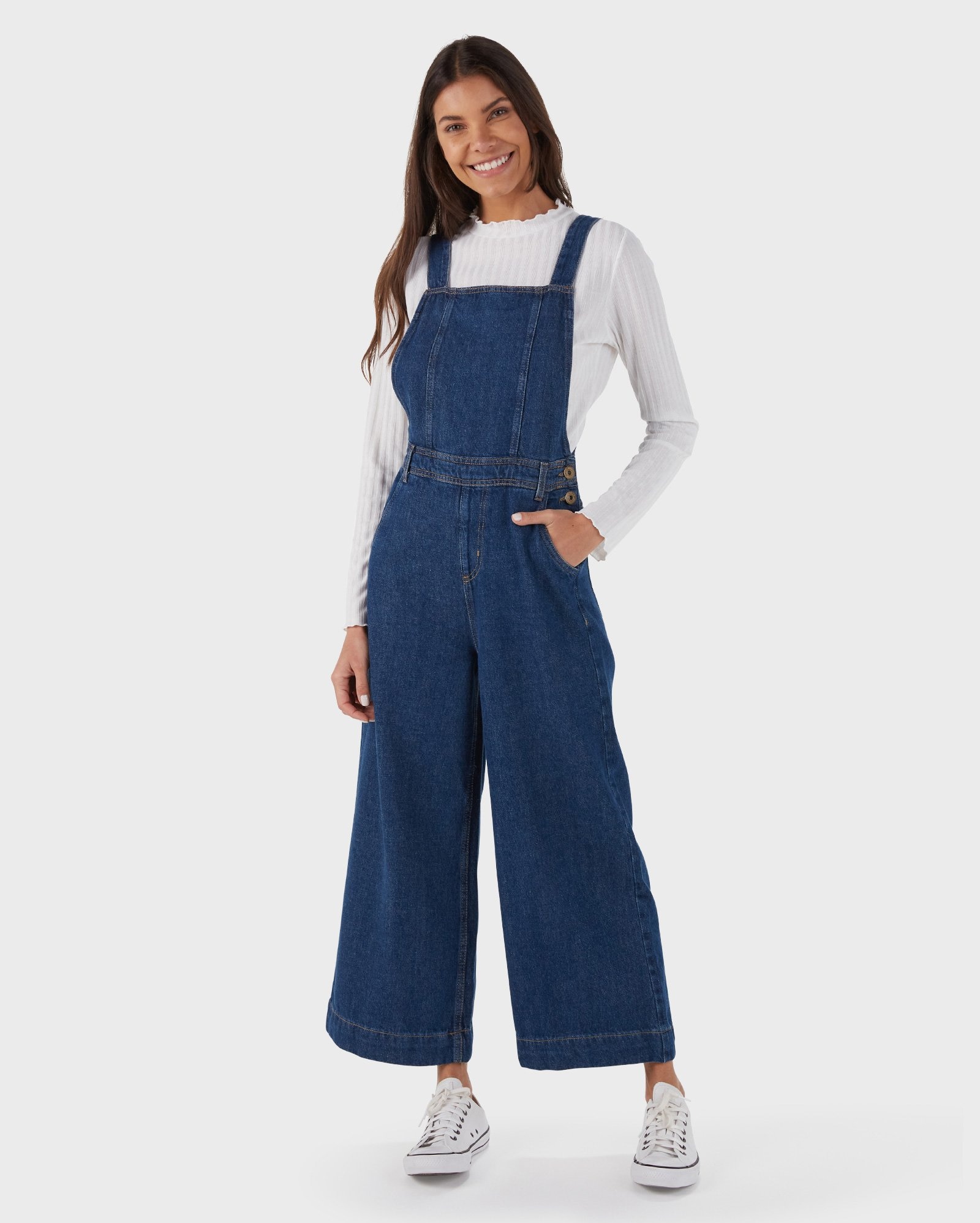 macacão jeans com fenda