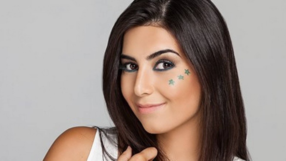 maquiagem com glitter verde e amarelo