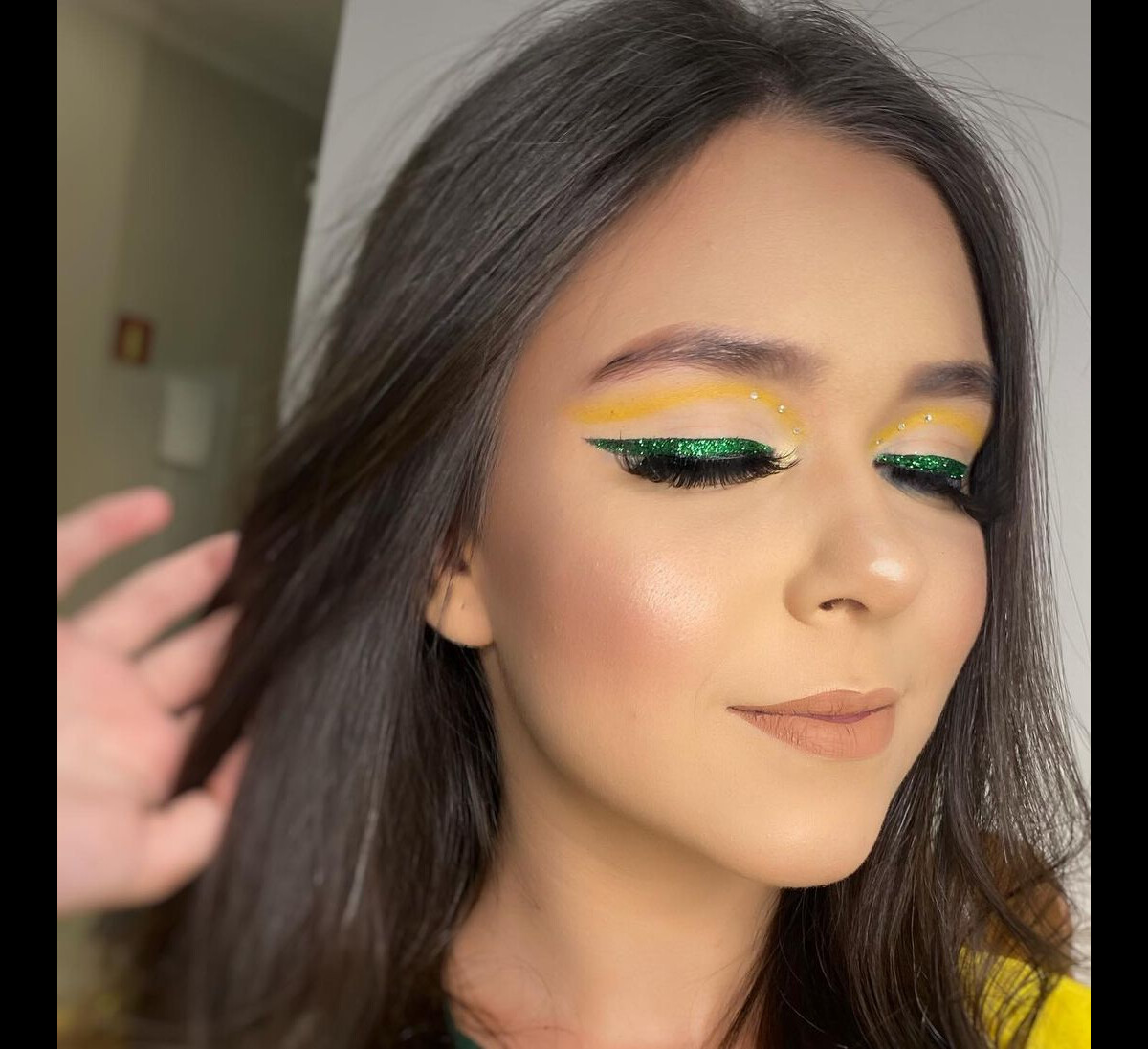 maquiagem verde e amarela simples