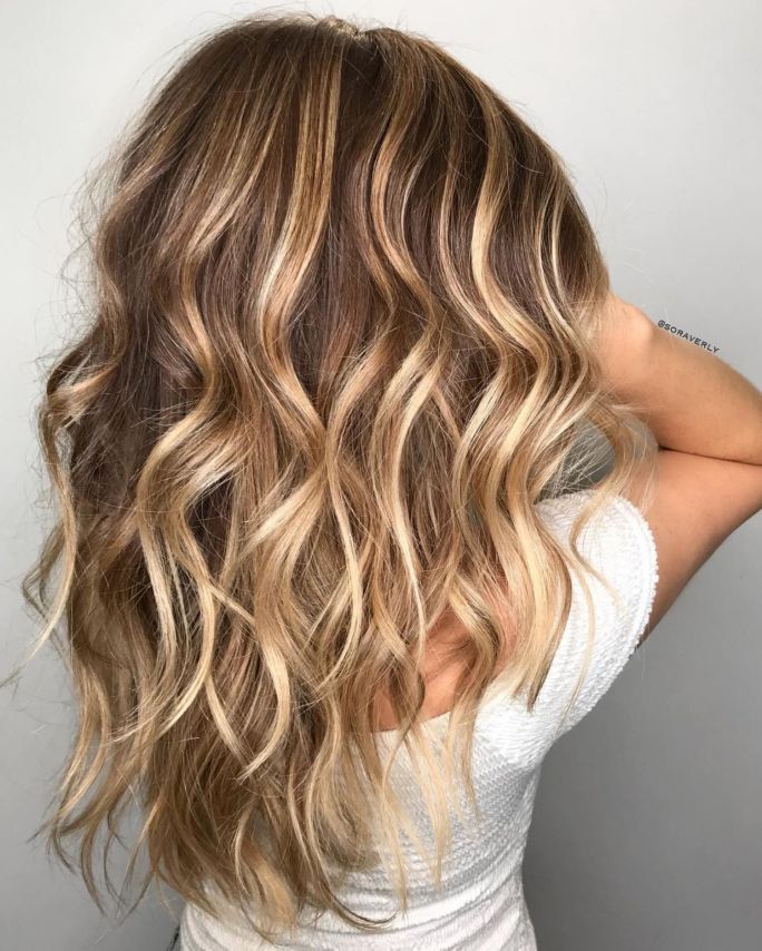 Mechas loiras para cabelo cacheado