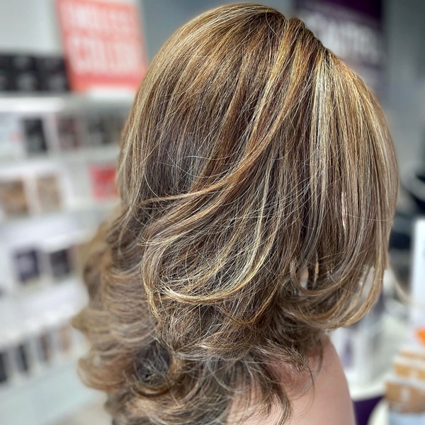 cabelo loiro com mechas brancas