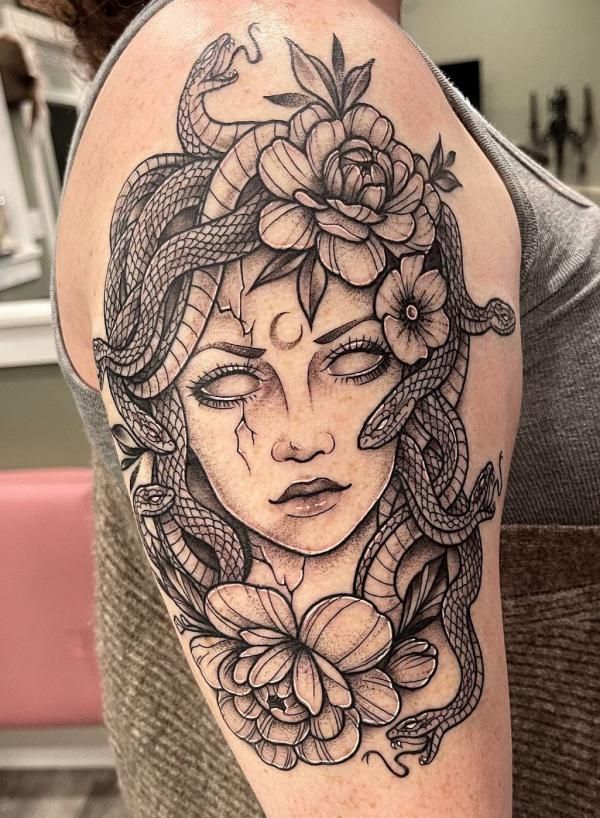 medusa tattoo minimalista
