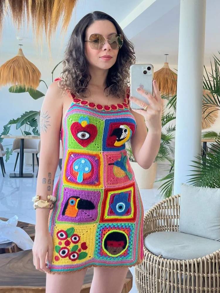 vestido de crochê com tênis