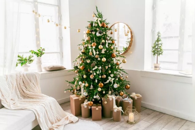 árvore de natal artificial decorada