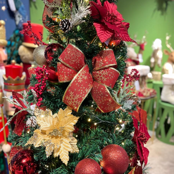 árvore de natal artificial decorada