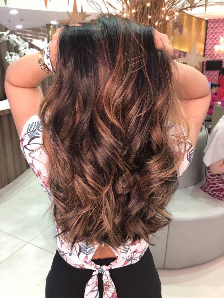 luzes naturais em cabelo castanho