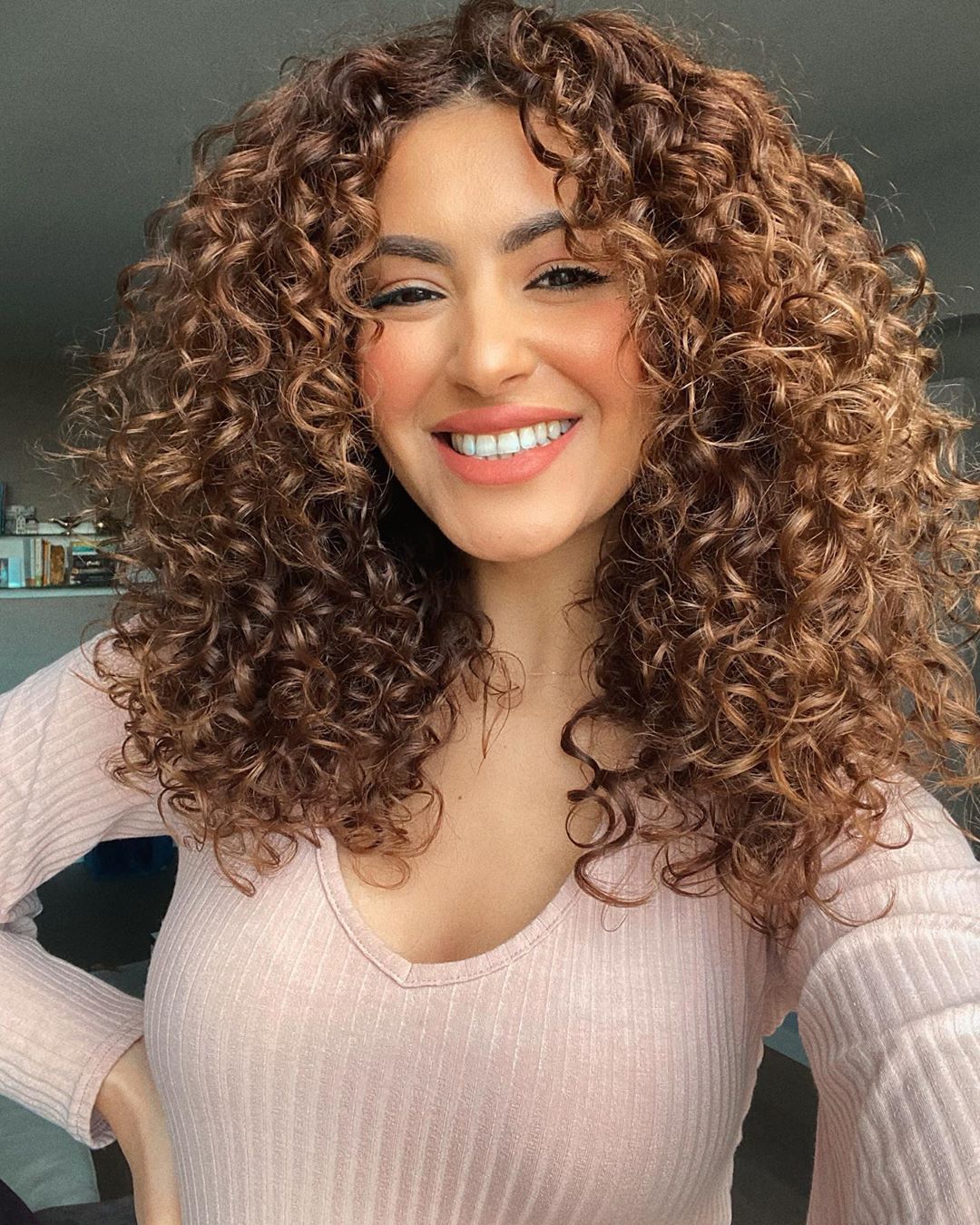 morena iluminada cabelo crespo