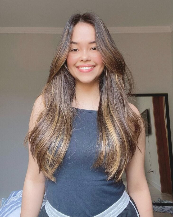 morena iluminada cabelo liso médio
