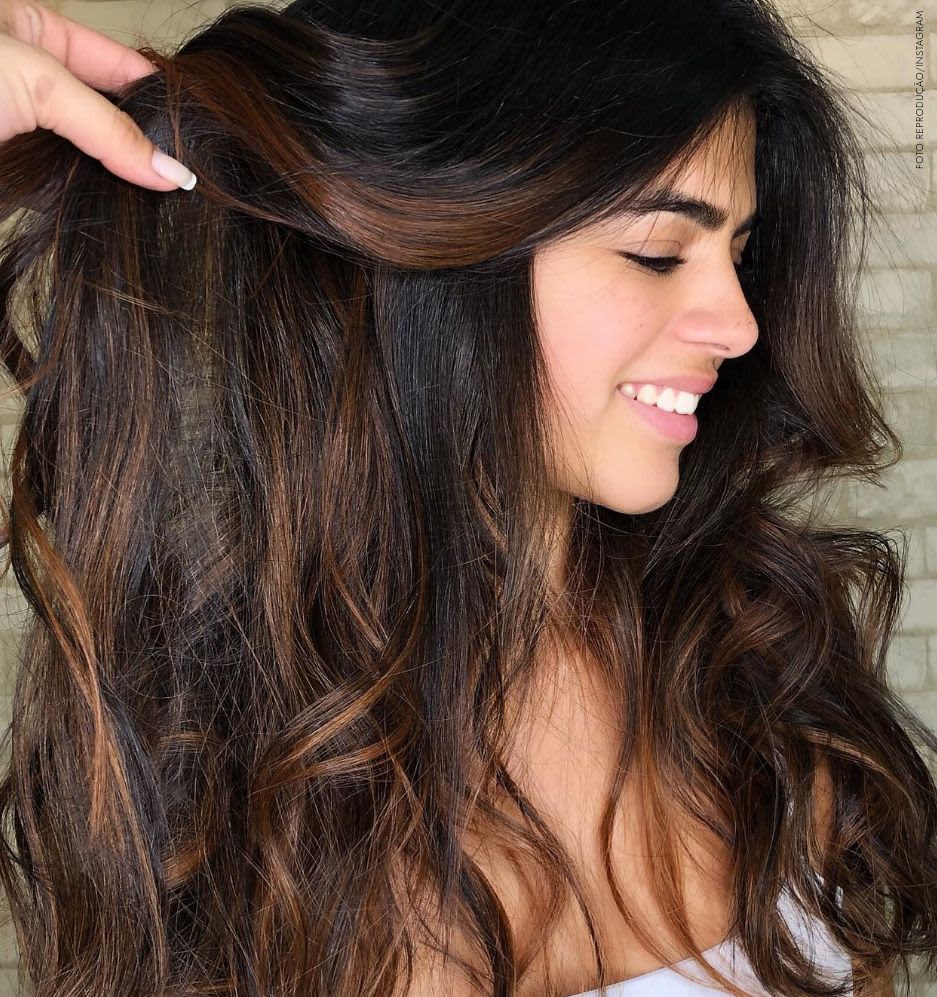 morena iluminada cabelo liso médio