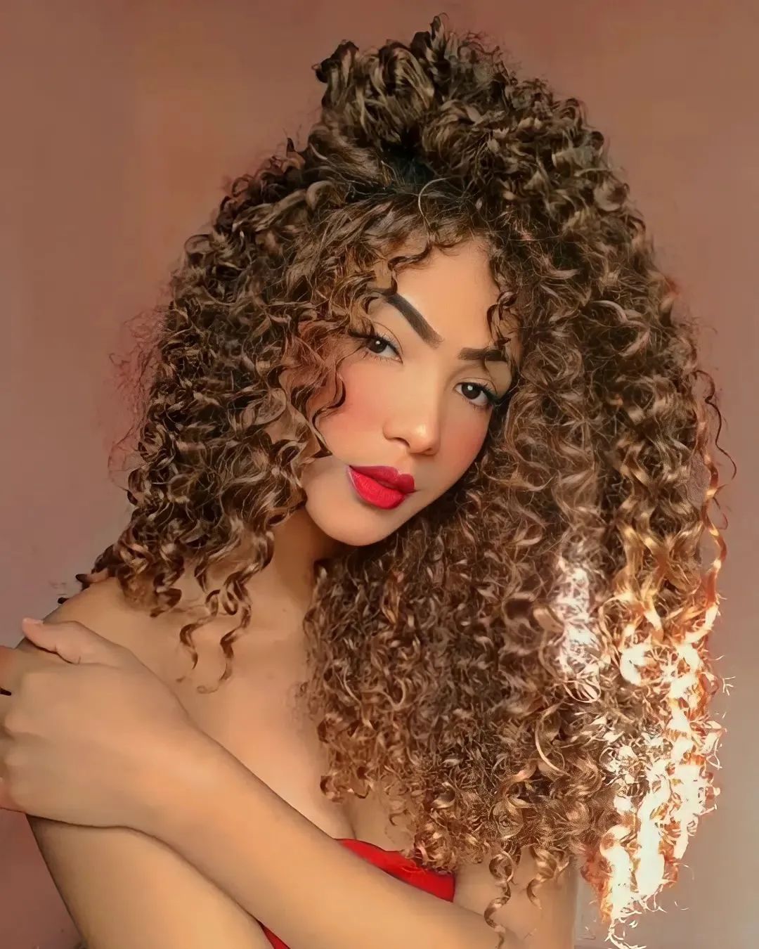 morena iluminada cacheada cabelo crespo