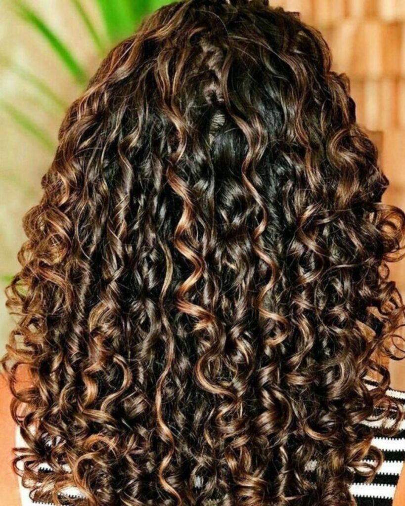 morena iluminada cabelo cacheado longo