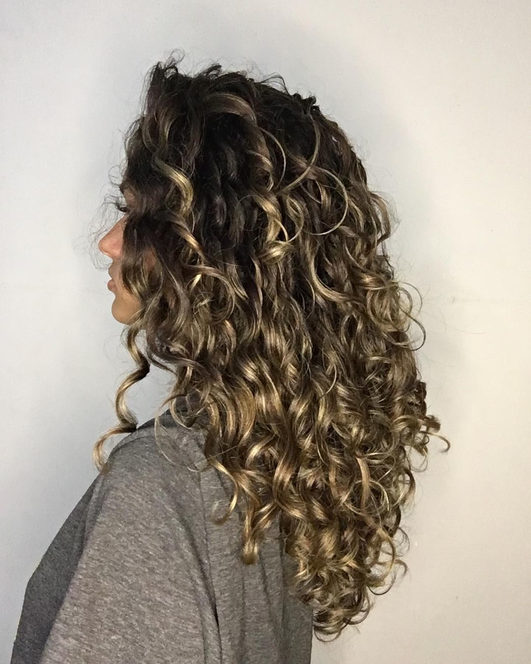 morena iluminada cacheada antes e depois