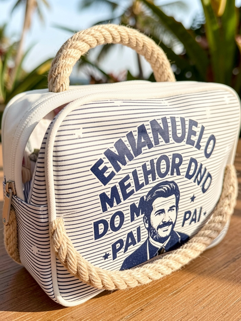 Bolsa cosmética branca de zíper com estampa de listras finas e texto 