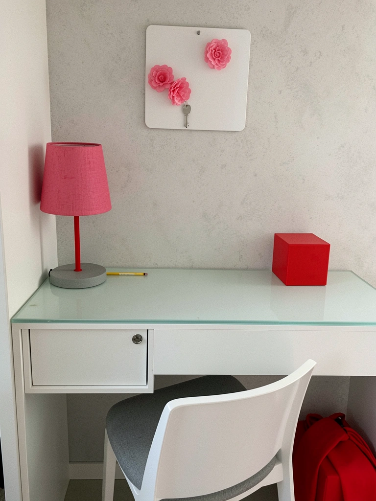 Prateleiras iluminadas em closet exibindo bolsas, sapatos e joias organizados por cor.