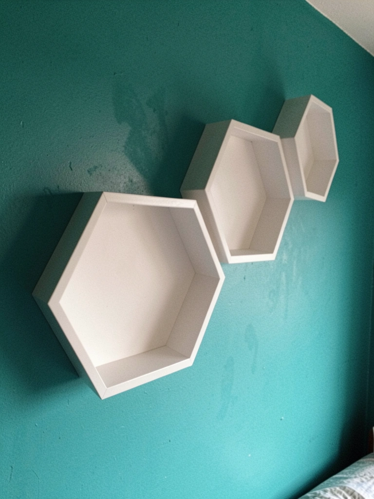 Quarto com nichos embutidos em diferentes alturas nas paredes, iluminação indireta e cama baixa.
