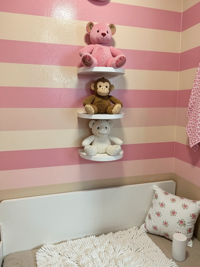Painel de nichos retangulares iluminados na cabeceira de uma cama, com objetos decorativos e livros.