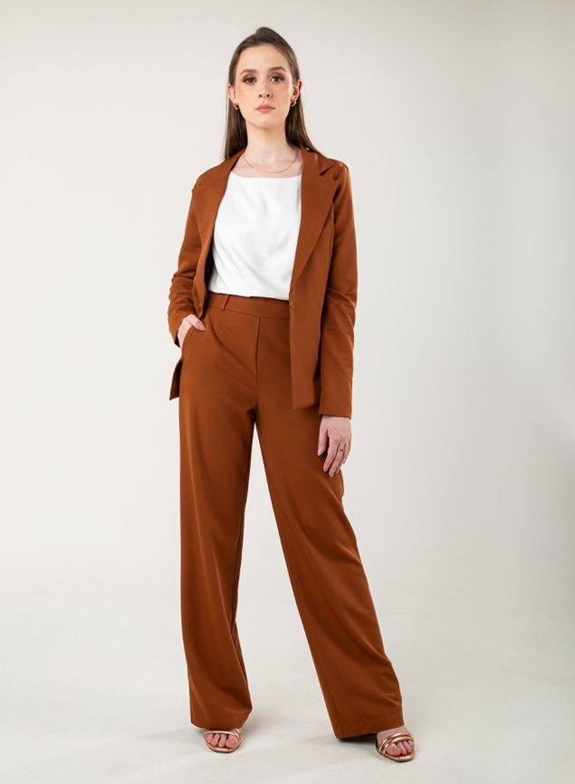 calça que combina com blazer marrom