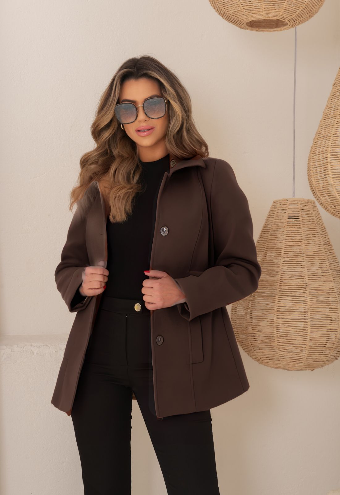 cores que combinam com marrom em roupa