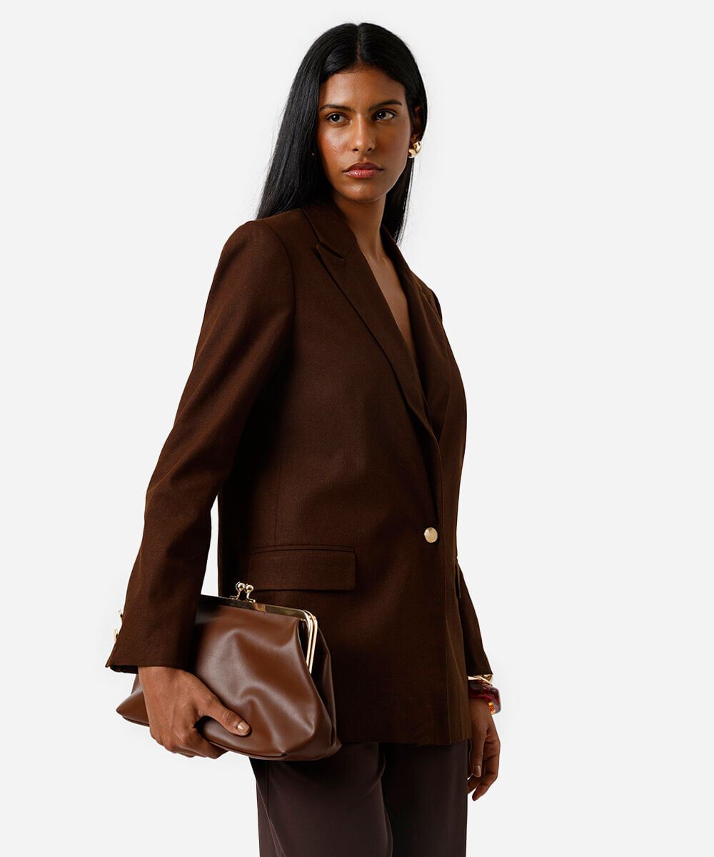 calça que combina com blazer marrom