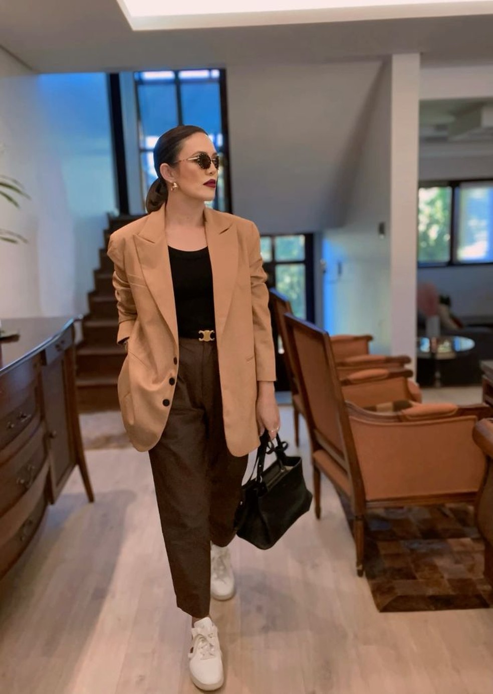 cores que combinam com marrom em roupa