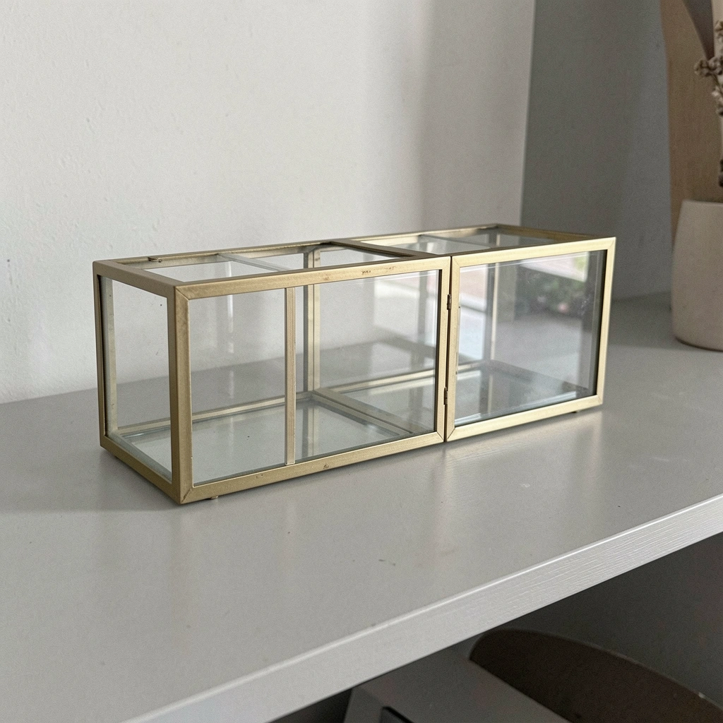 Caixas decorativas organizadas em estante de sala de estar, com livros e objetos ao lado.