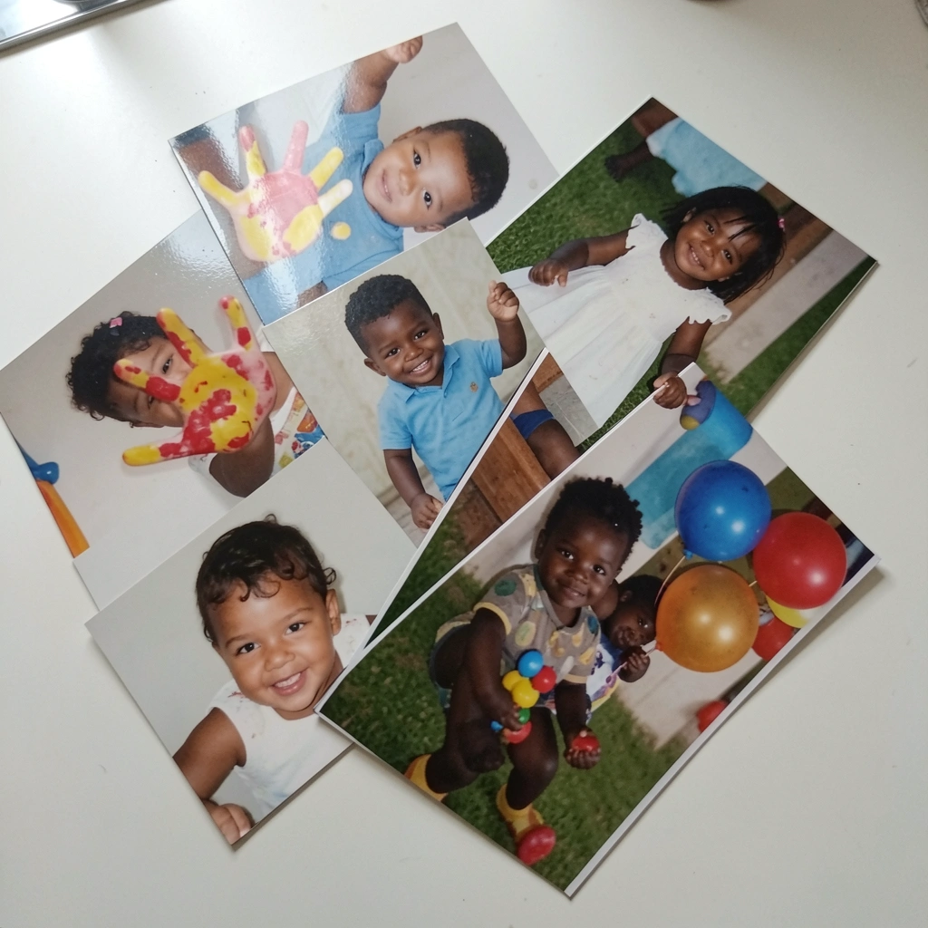 Colagem assimétrica de fotos sobrepostas sem moldura, estilo despojado sobre parede clara.