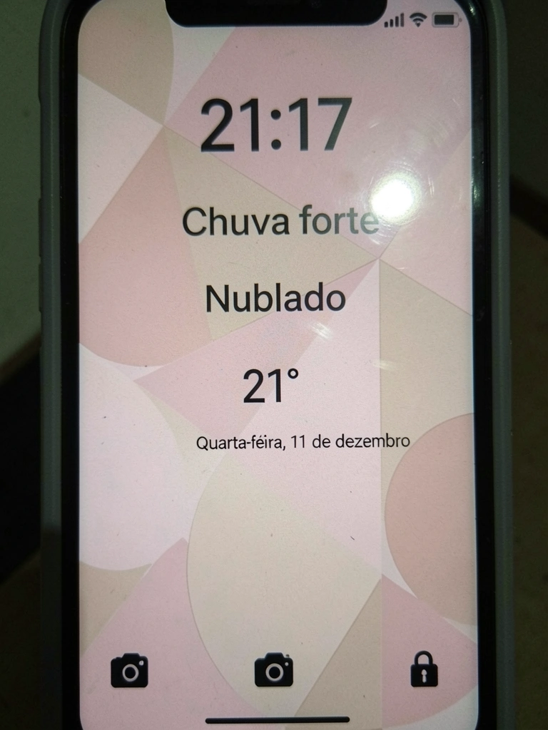 Formas geométricas em rosa claro e bege sobre fundo neutro.