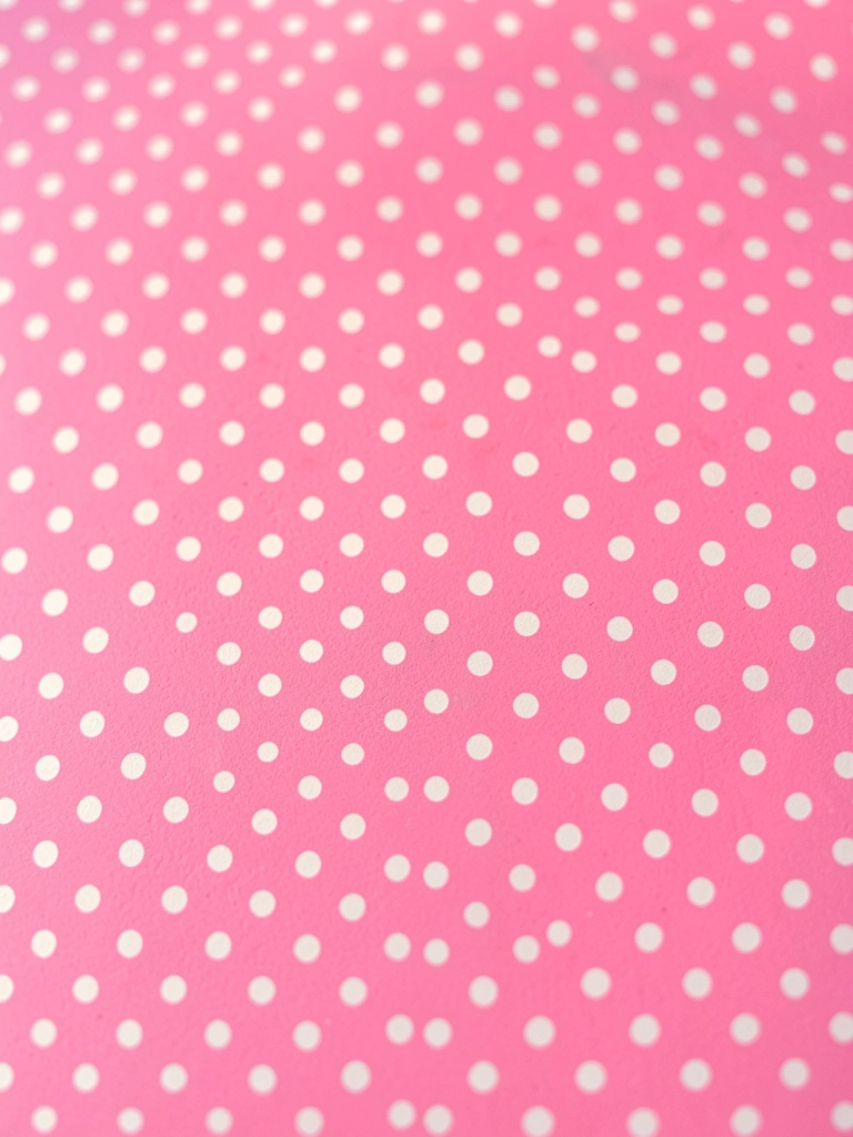 Fundo rosa bubblegum com bolinhas brancas de tamanhos e opacidades variadas, luz natural suave e textura dinâmica.