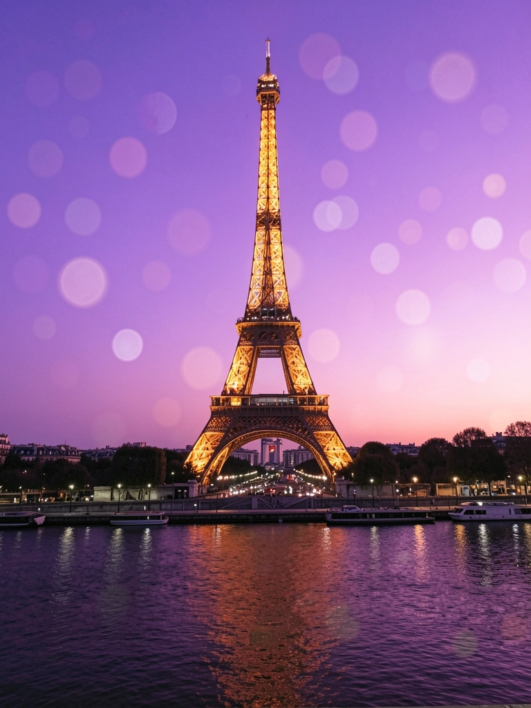 Torre Eiffel iluminada contra céu gradiente roxo e rosa, reflexo no rio escuro e bokeh ao redor.