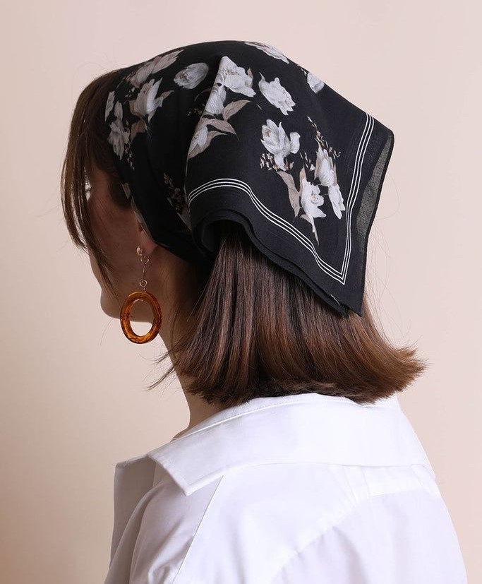 faixa com lenço cabelo curto