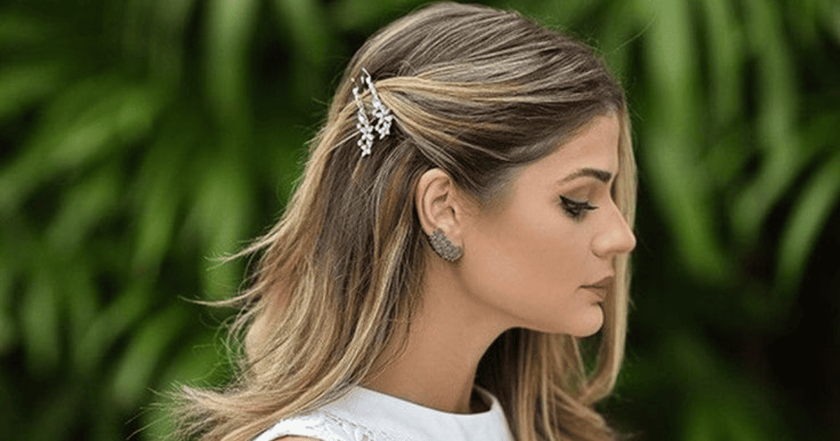 penteado liso com acessórios