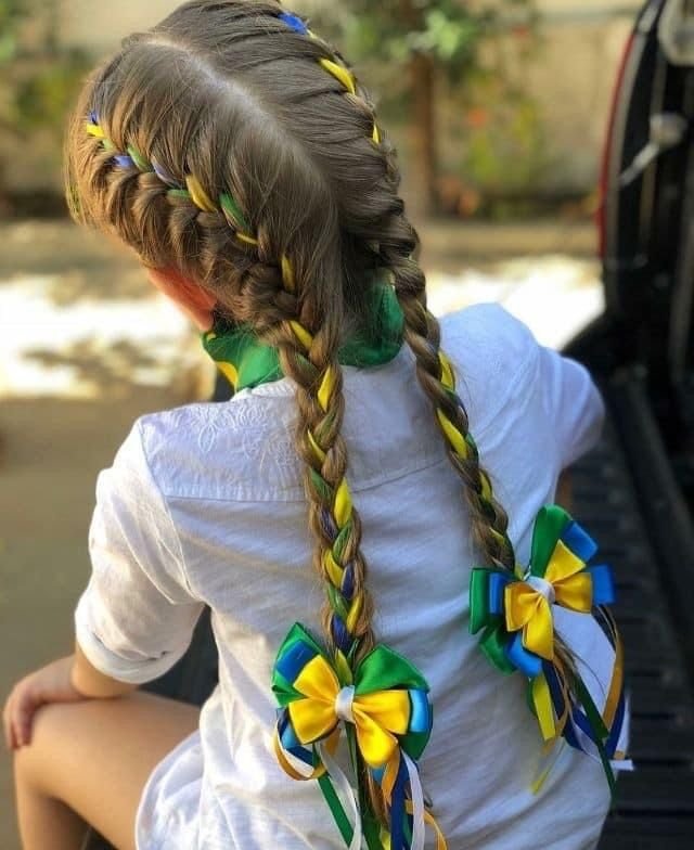 penteado com bandeirinha no cabelo