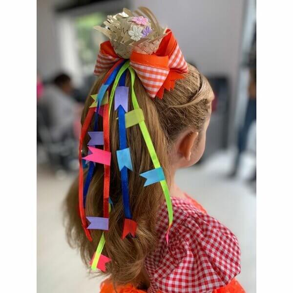 penteado com fitas para festa junina